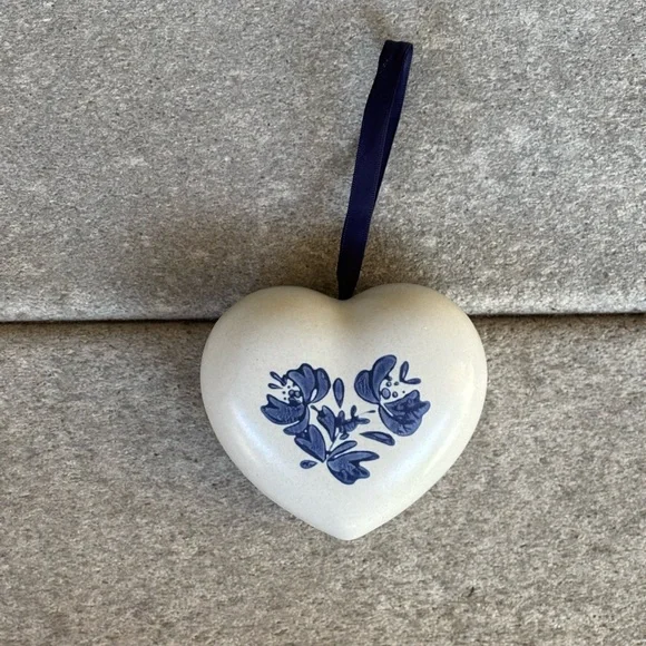 Vintage Blue and White Heart Shaped Ceramic Potpourri Diffuser - Picture 2 of 4